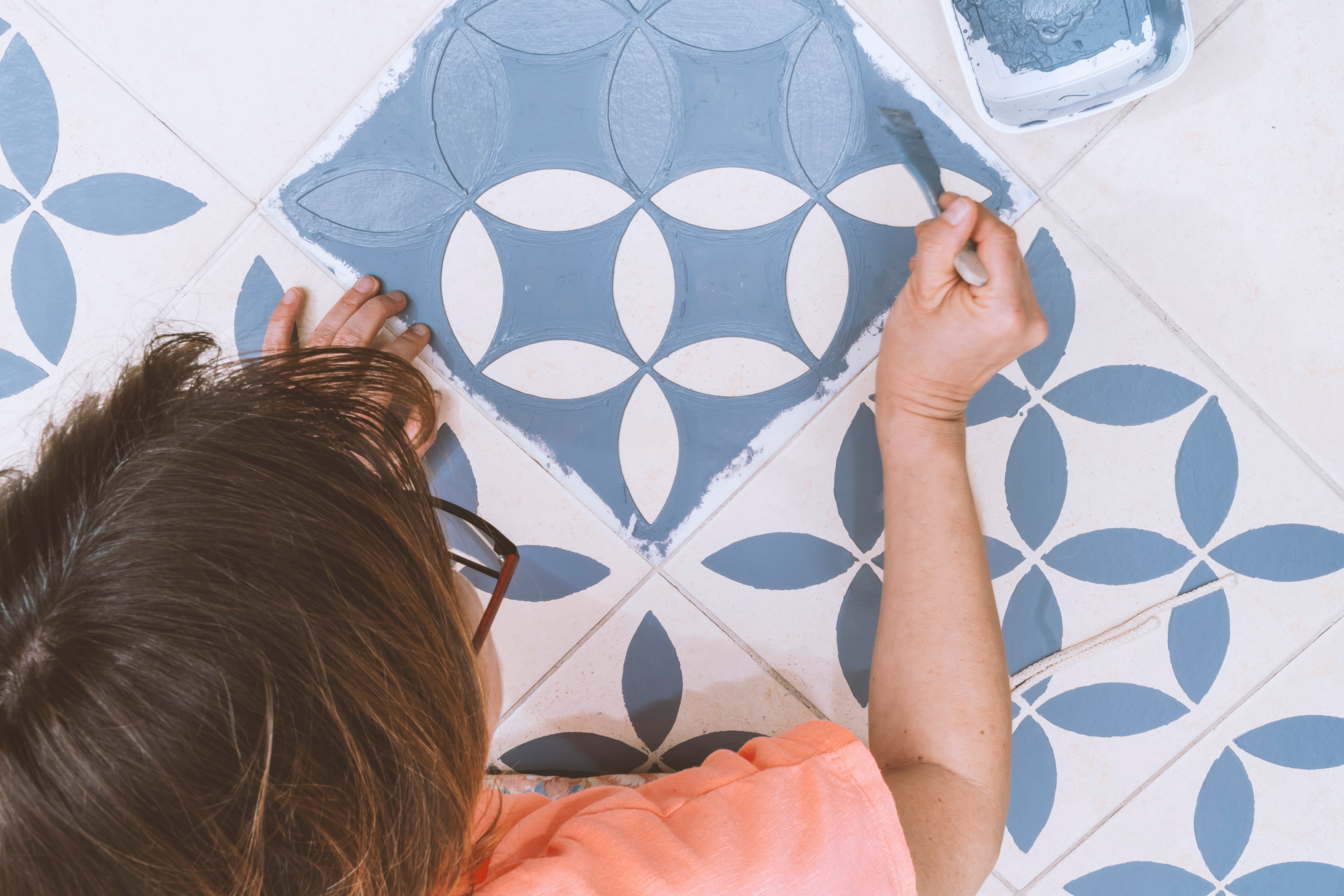 Using wall stencil to paint over tiles