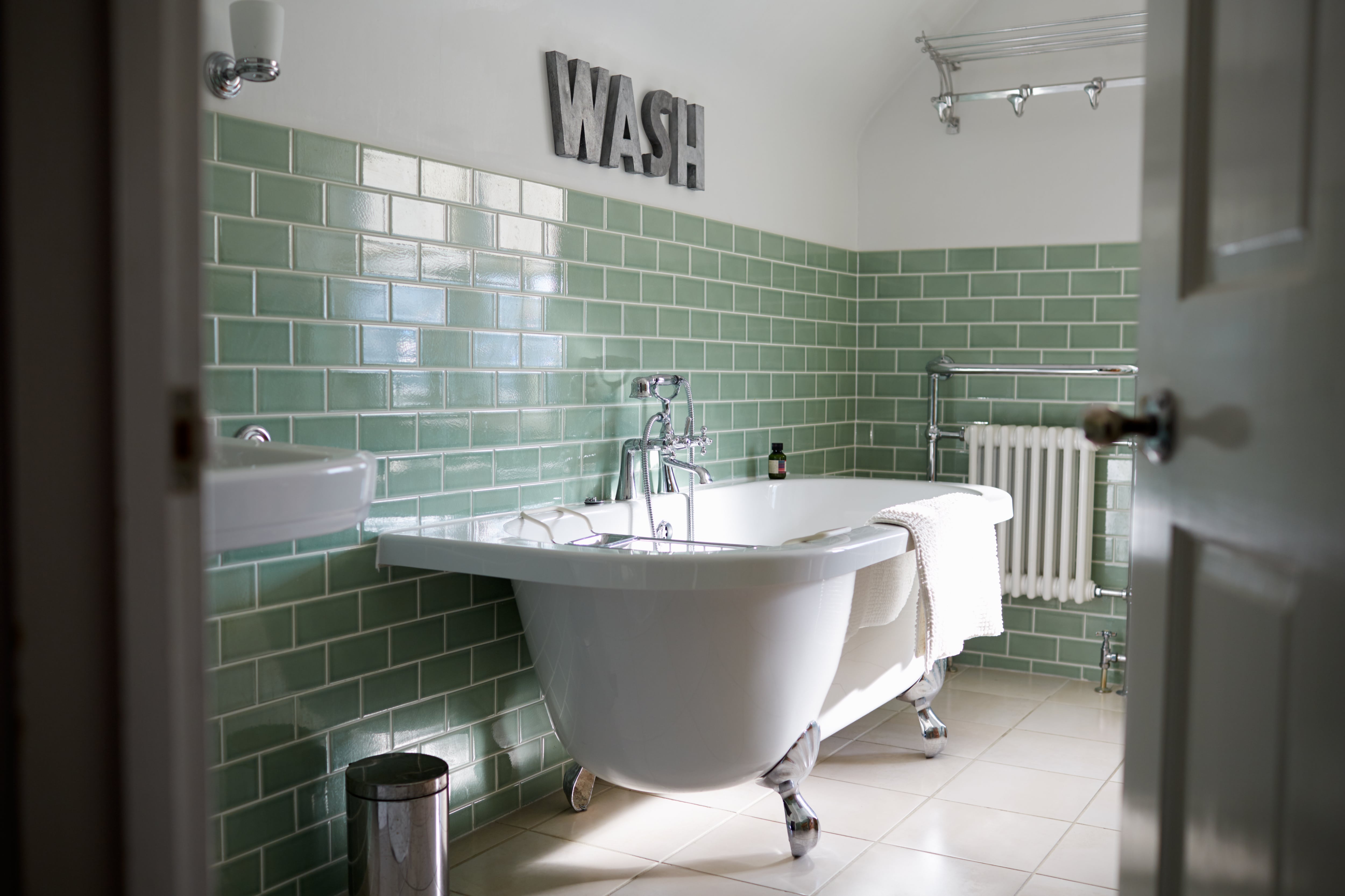 Wall tiling in the bathroom