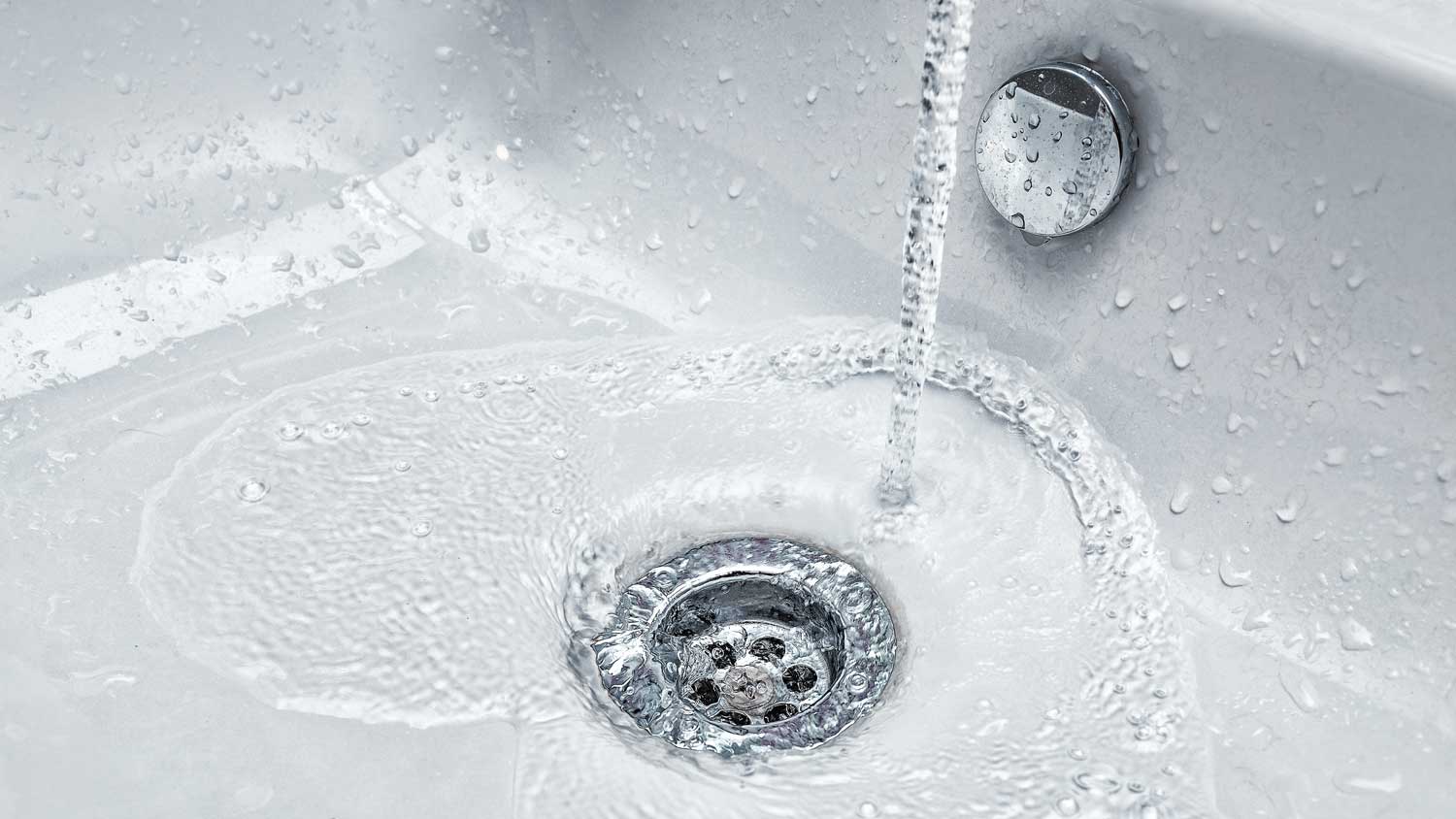 water flowing in bathtub