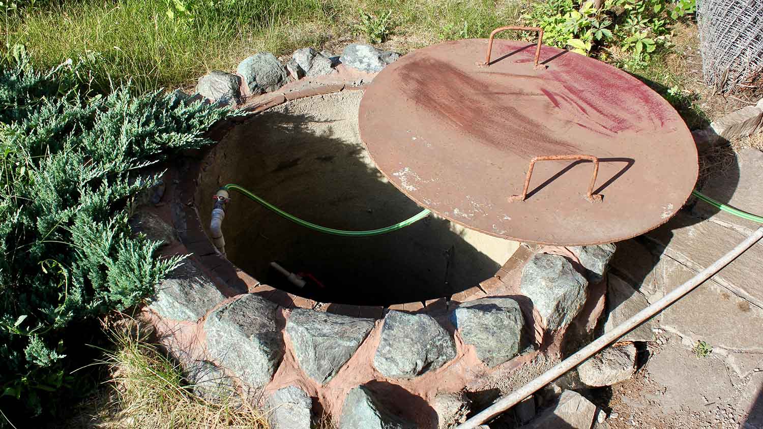 Open water well with a pump