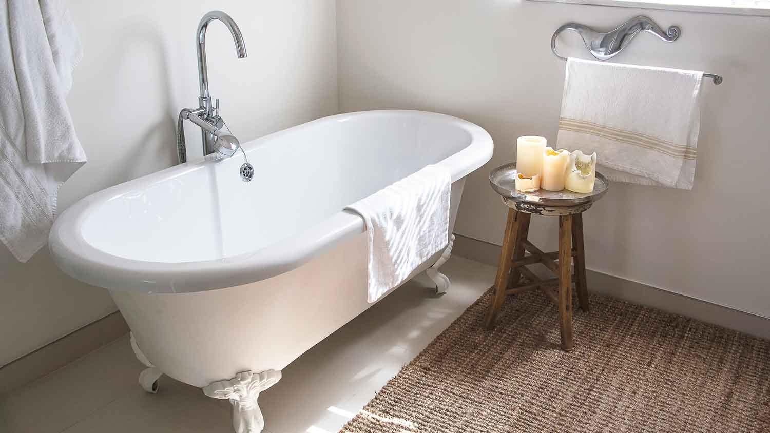 Freestanding clawfoot bathtub in the bathroom