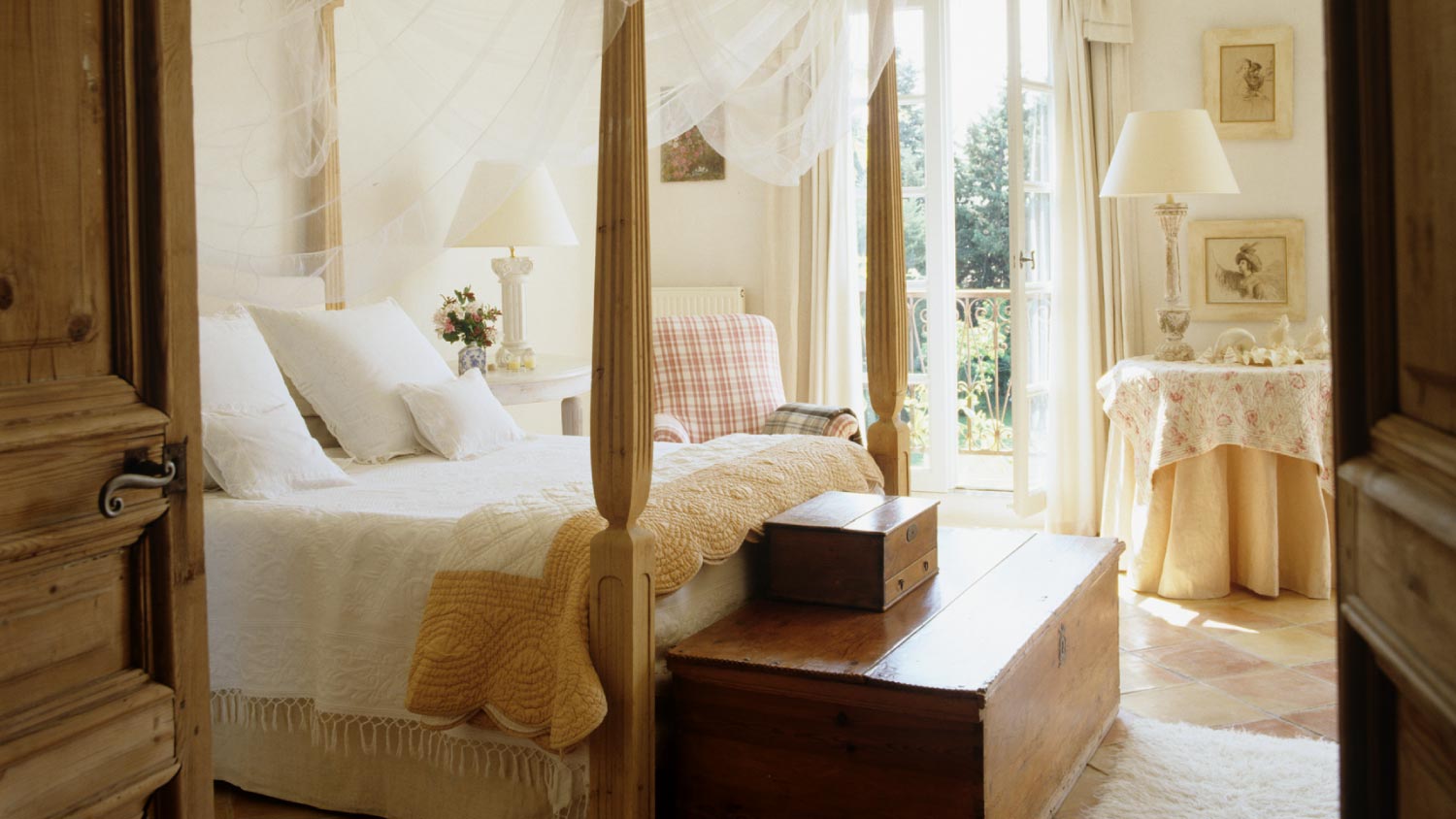 A white traditional bedroom 