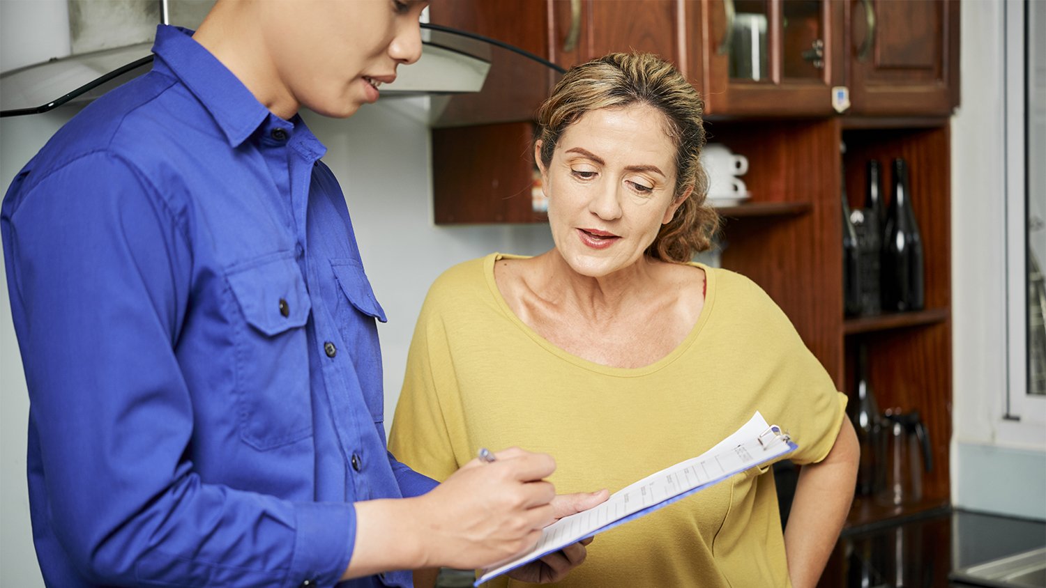 woman making payment arrangements with handyman