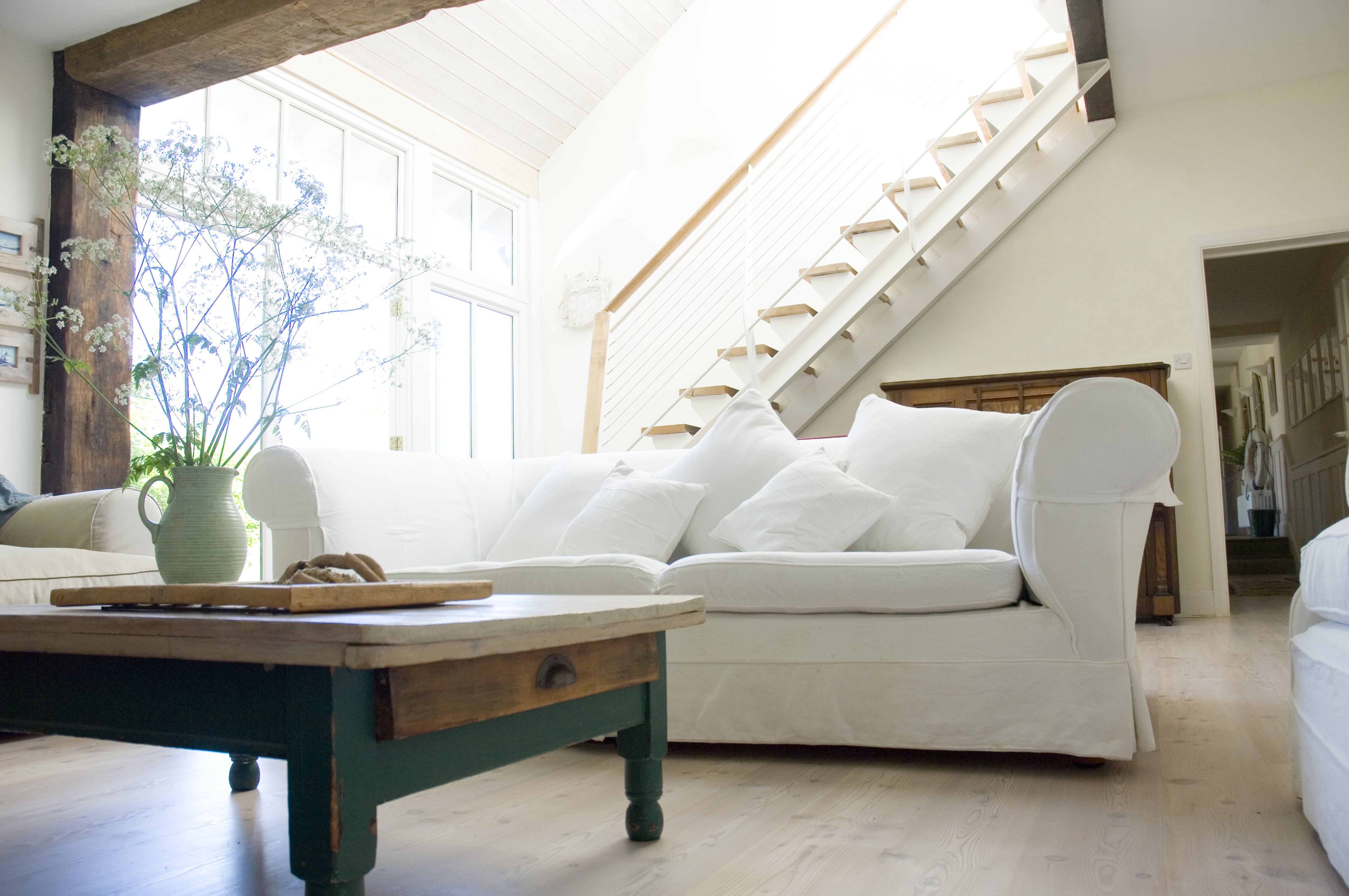 White dual-stringer floating staircase