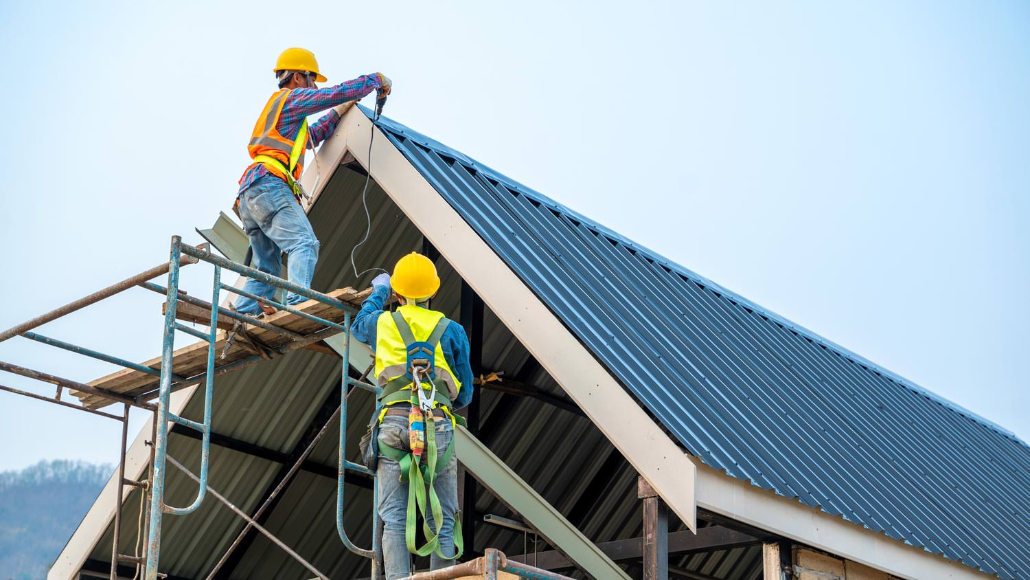 Difference Between Metal Roofs vs. Asphalt Shingles