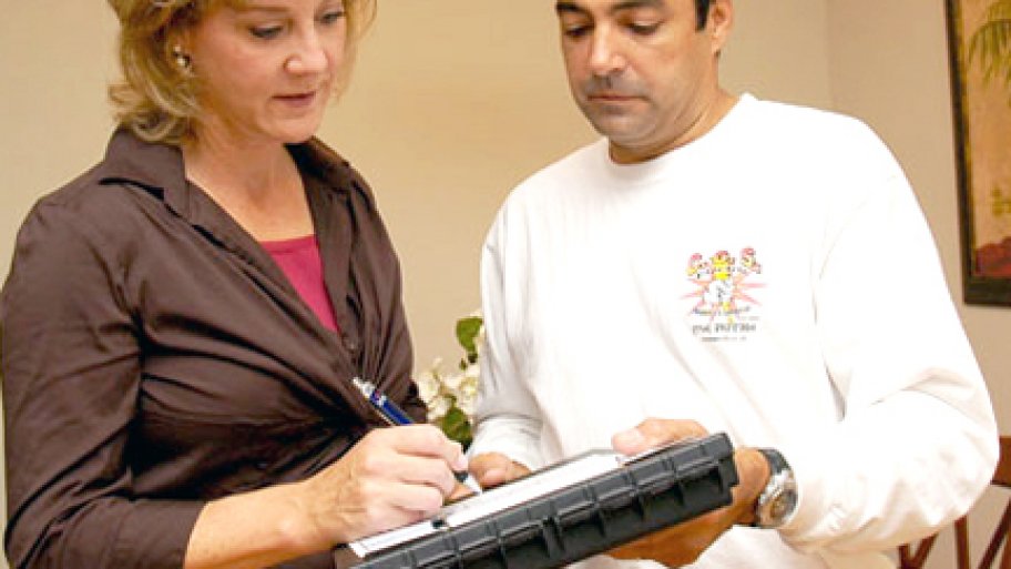 contractor and homeowner signing contract
